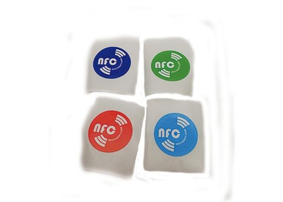 カスタム印刷 HF RFID チップステッカー 円形貼り付けラベル 13.56 MHz 周波数