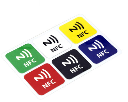 215 213 チップ 再書き可能な NFC タグロール 0.07mm 厚さ 13.56mhz